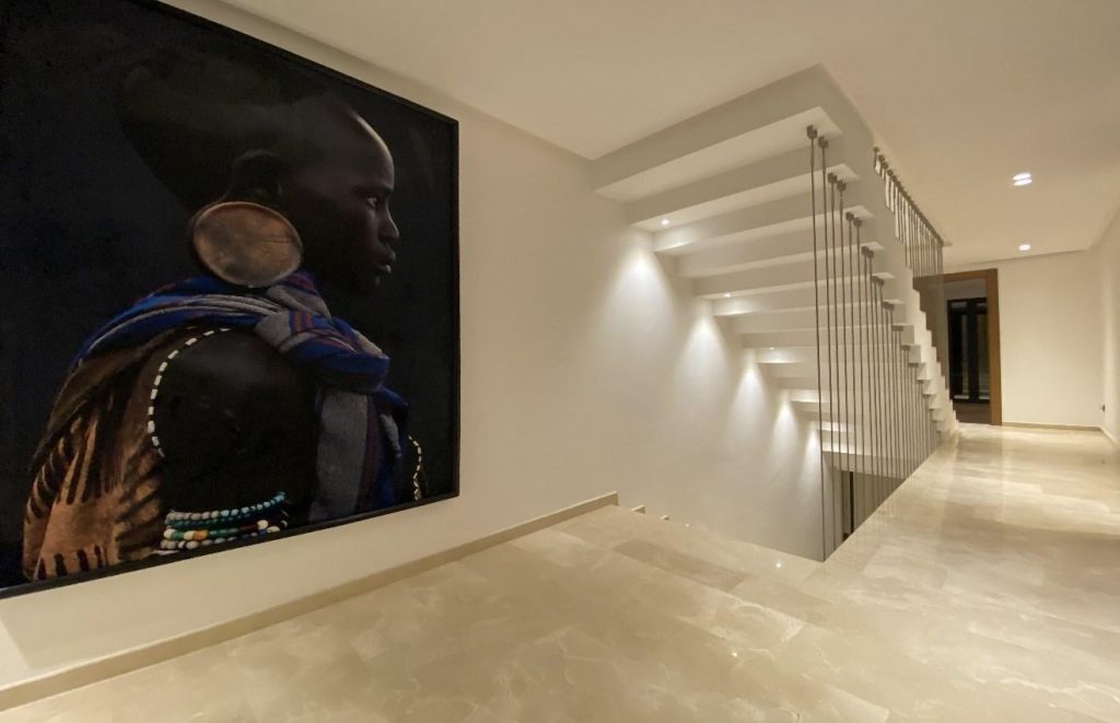 Couloir moderne menant aux chambres de la villa à Marrakech